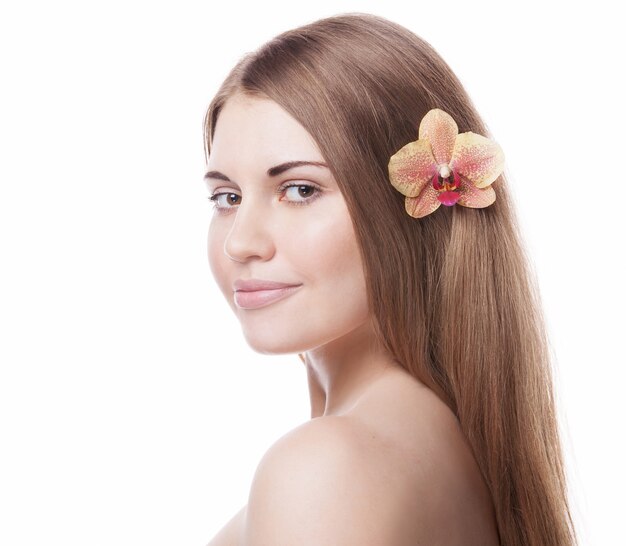 Hermosa mujer con flor en el pelo