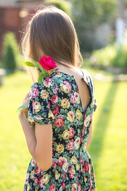 Hermosa mujer con flores al aire libre