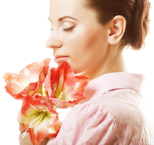 Hermosa mujer con flores