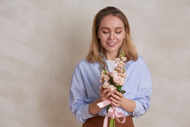 Hermosa mujer con flores