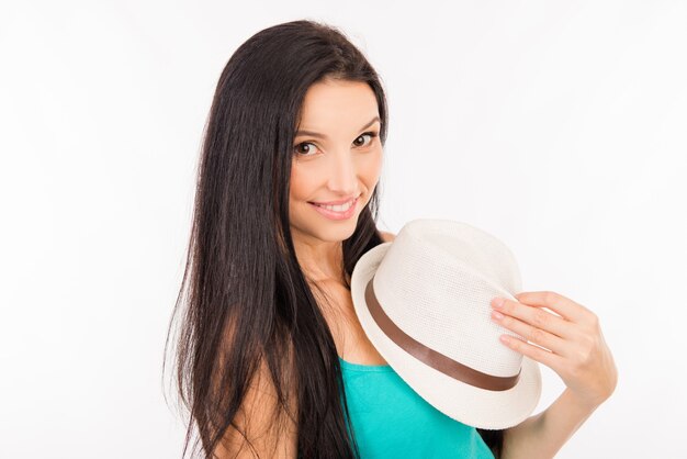Foto hermosa mujer en forma con un sombrero blanco