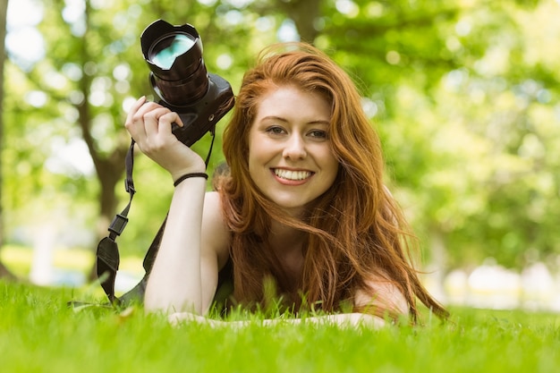 Hermosa mujer fotógrafa en el parque