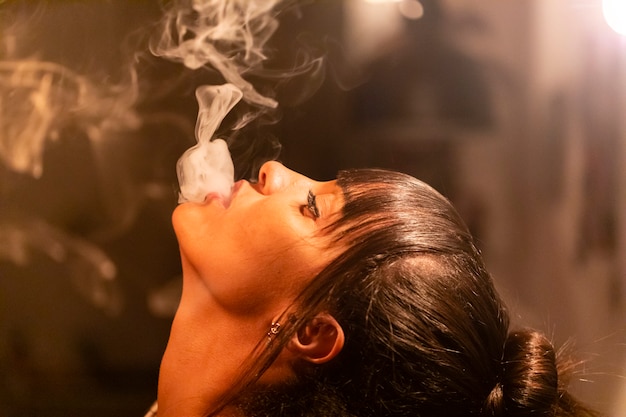 Hermosa mujer fumando cigarrillo electrónico