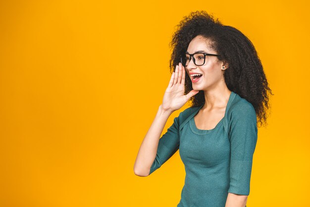 Foto hermosa mujer con gafas y cabello rizado morena