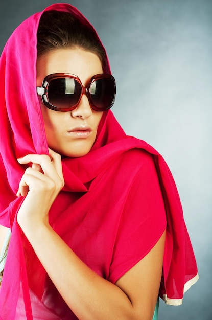 Hermosa mujer con gafas de sol