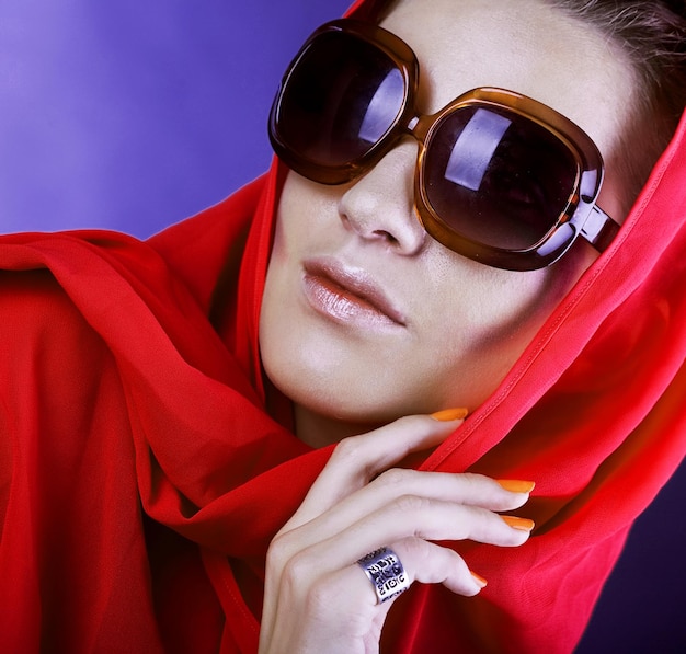 Hermosa mujer con gafas de sol