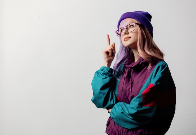 Hermosa mujer con gafas y traje deportivo de los años 80 sobre fondo blanco.