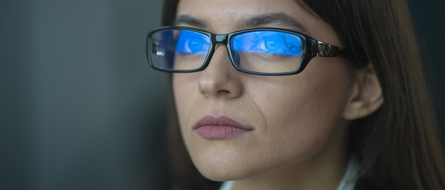 La hermosa mujer de gafas