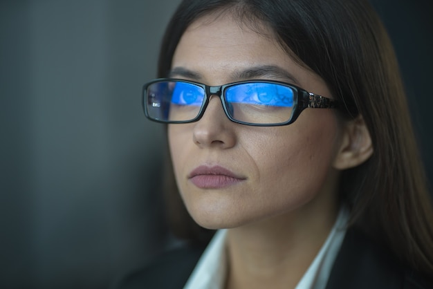 La hermosa mujer de gafas