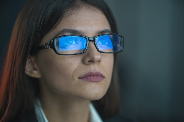 La hermosa mujer de gafas