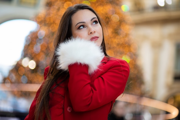 Hermosa mujer en la Galería Vottorio Emanuele II de Milán durante la víspera de Navidad