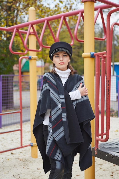 Hermosa mujer gentil en el parque de otoño