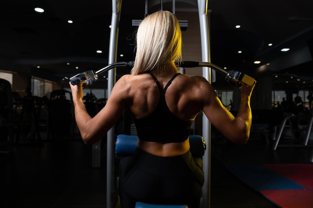 Hermosa mujer haciendo ejercicio en la máquina