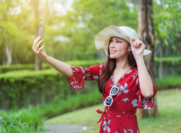 hermosa mujer haciendo foto selfie en smartphone