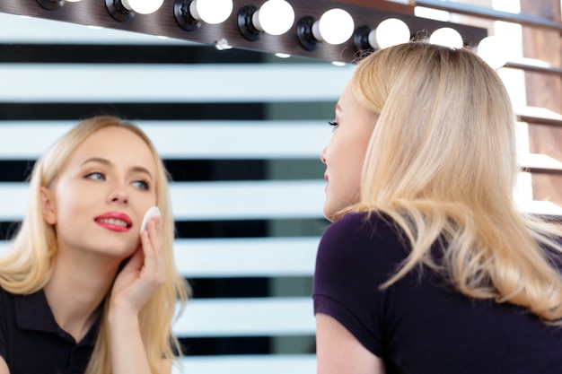 Hermosa mujer haciendo maquillaje de noche