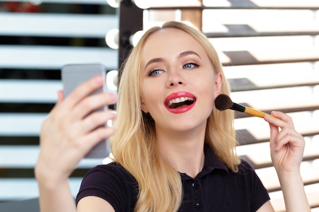 Hermosa mujer haciendo maquillaje de noche