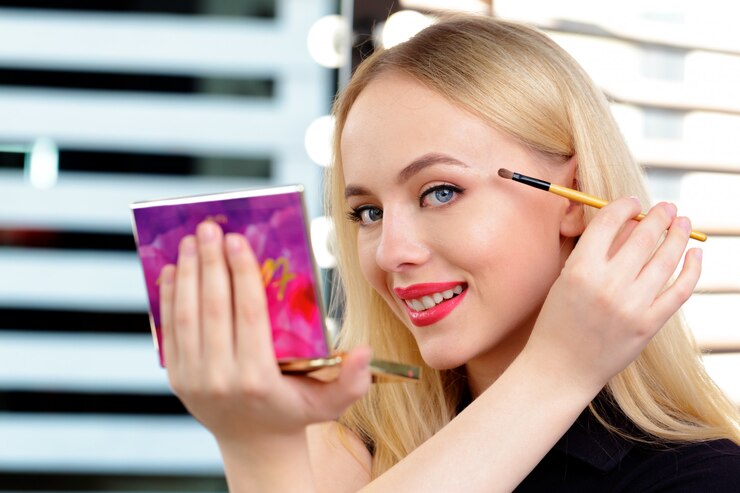 Foto hermosa mujer haciendo maquillaje de noche