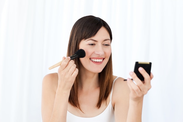 Hermosa mujer haciendo maquillaje