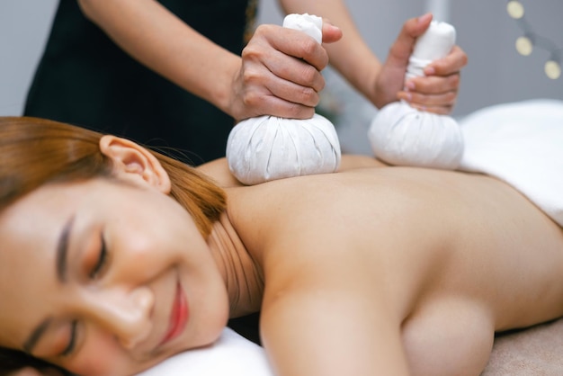 Hermosa mujer haciendo masaje tailandés en spa