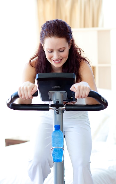 Foto hermosa mujer haciendo spinning en casa