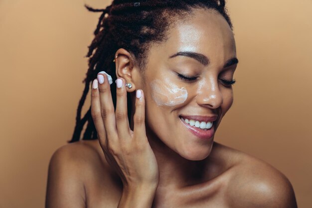 Hermosa mujer haciendo tratamientos de belleza para la piel y el rostro