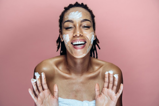 Hermosa mujer haciendo tratamientos de belleza para la piel y el rostro