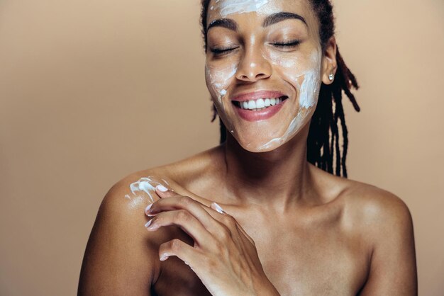 Hermosa mujer haciendo tratamientos de belleza para la piel y el rostro