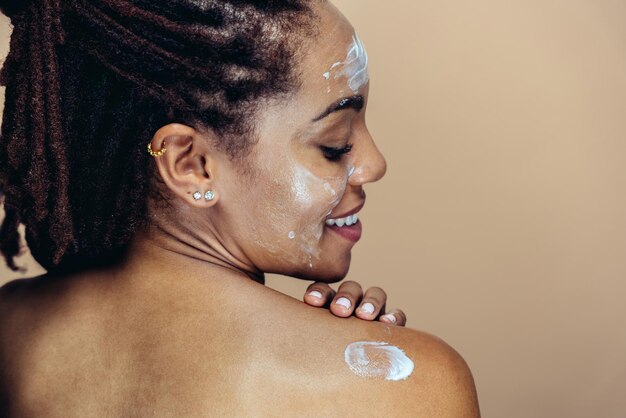 Hermosa mujer haciendo tratamientos de belleza para la piel y el rostro