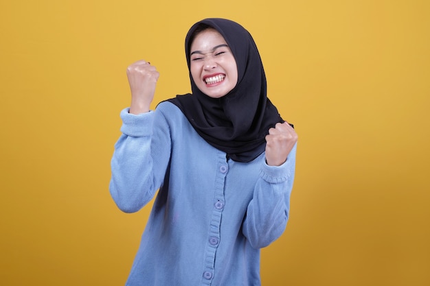 Hermosa mujer con hijab levantó las manos espíritu mira feliz expresión