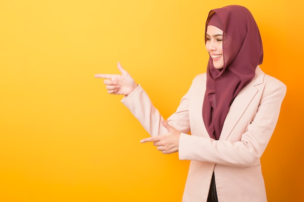 Hermosa mujer con hijab sobre fondo amarillo