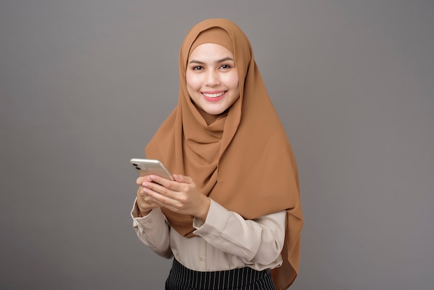 Hermosa mujer con hijab usando el teléfono