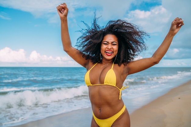 Hermosa mujer hispana en bikini en la playa