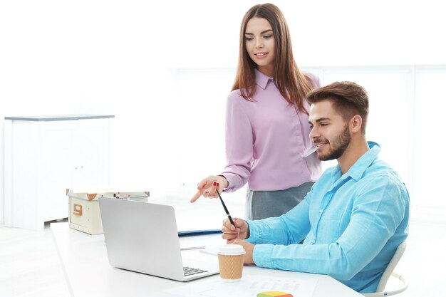 Hermosa mujer y hombre guapo que trabajan en la oficina moderna