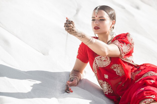 Hermosa mujer india con sari. Mujer con ropa étnica india.