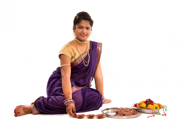 Hermosa mujer india en un traje tradicional sari