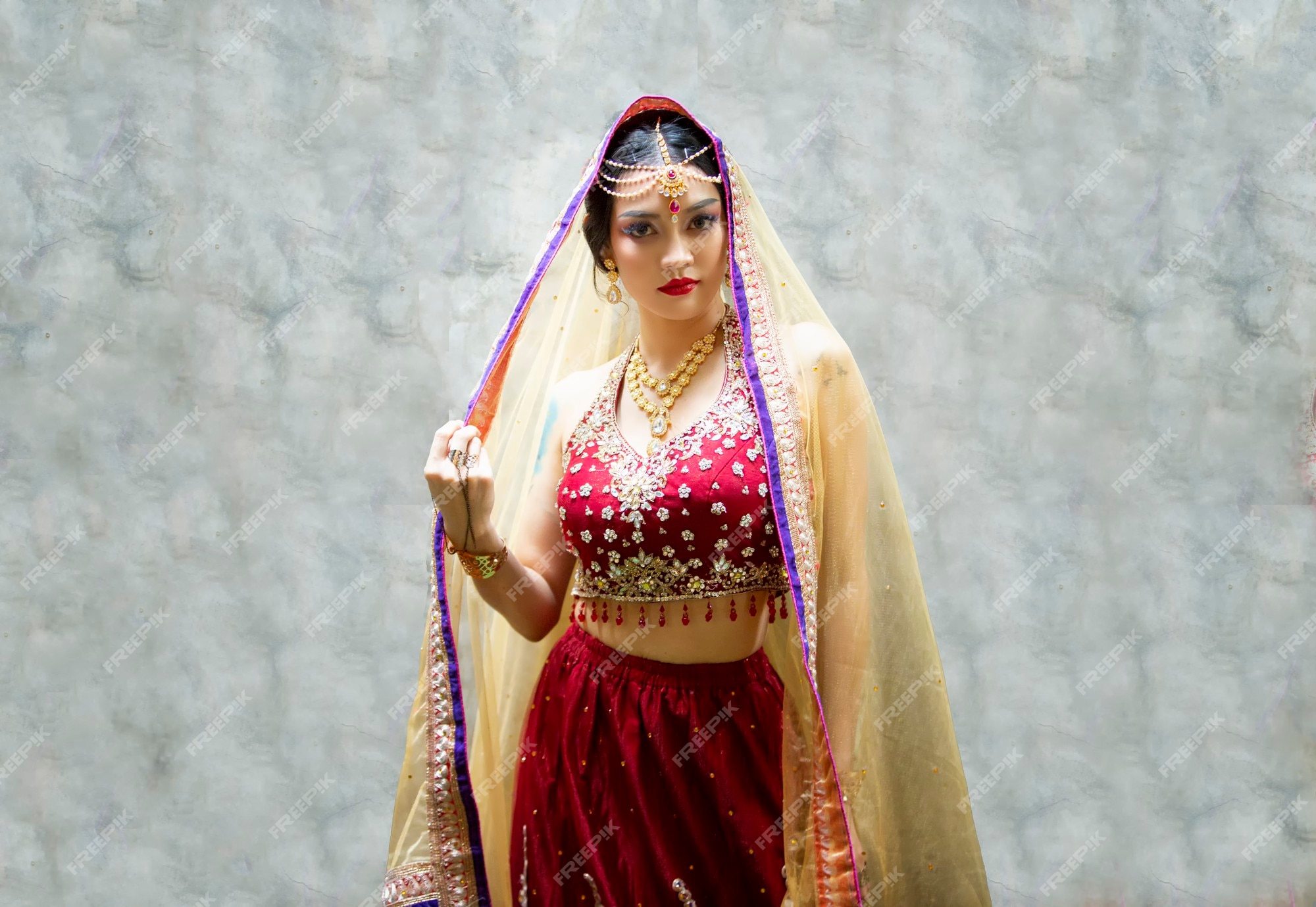 Hermosa vistiendo sari mujer en ropa étnica la india | Premium
