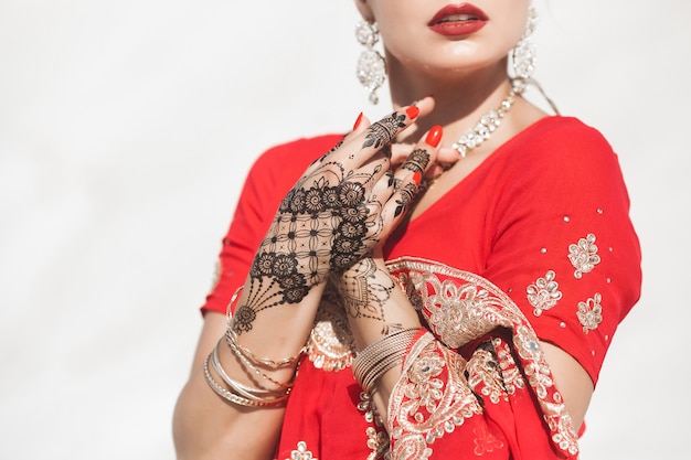 Hermosa mujer india vistiendo un sari