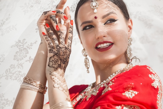 Hermosa mujer india vistiendo un sari