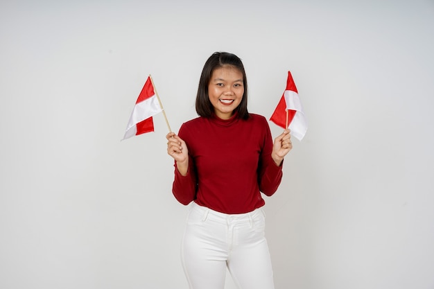 Hermosa mujer indonesia feliz de celebrar el día de la independencia de Indonesia