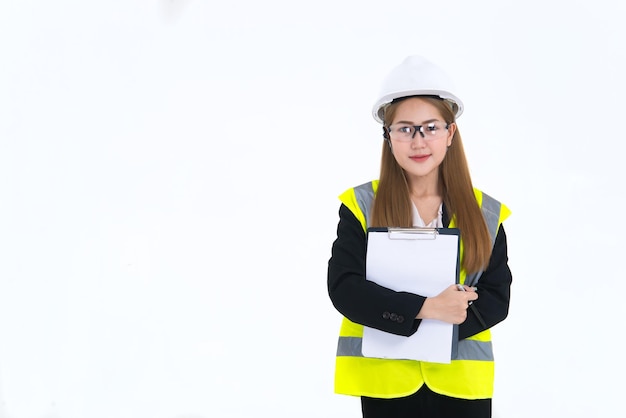 Hermosa mujer ingeniera asiática Use gafas de traje y use un casco sobre fondo blancoGente de Tailandia