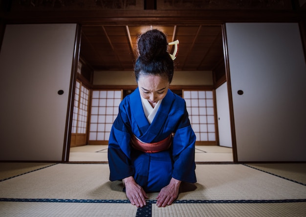 Hermosa mujer japonesa en una casa tradicional japonesa