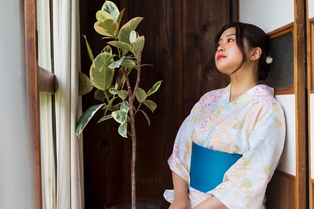 Foto hermosa mujer japonesa con un kimono tradicional