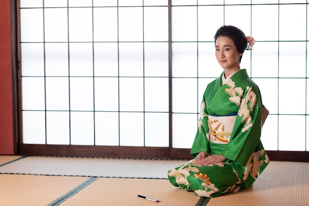 Hermosa mujer japonesa en un kimono verde