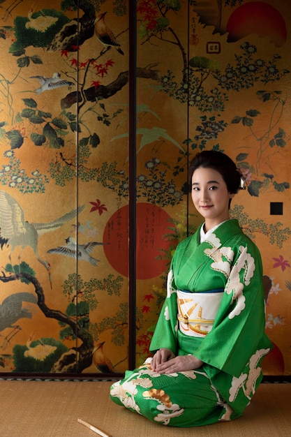 Foto hermosa mujer japonesa en un kimono verde