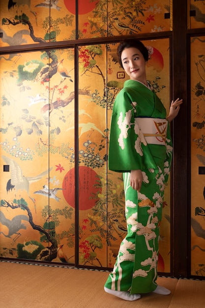 Foto hermosa mujer japonesa en un kimono verde