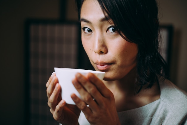 Hermosa mujer japonesa, momentos de estilo de vida