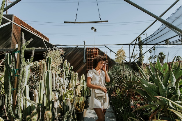 Hermosa mujer en un jardín de cactus