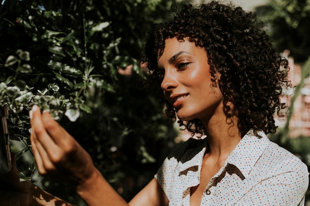 Hermosa mujer en un jardín