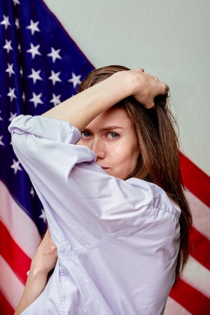 Foto una hermosa mujer joven acostada.