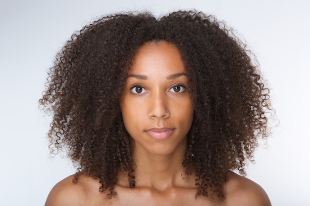 Hermosa mujer joven afroamericana con pelo rizado